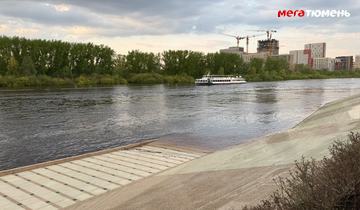 Теплоход на реке, затопленный спуск набережной.