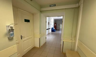 Дверь процедурного кабинета в больнице