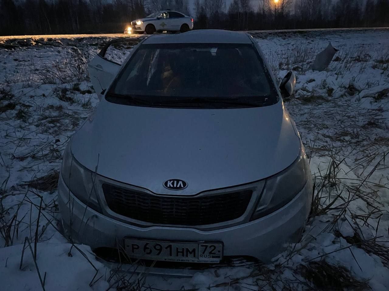 В Тюменской области автомобиль с пятью детьми вылетел в кювет МегаТюмень