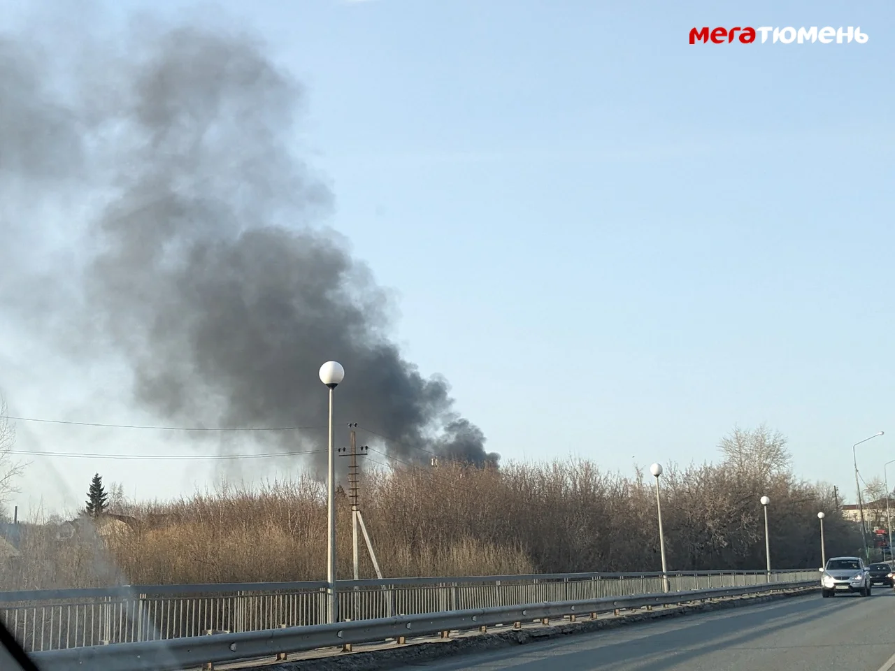 У аквапарка на улице Павлова в Тюмени полыхает частный дом МегаТюмень