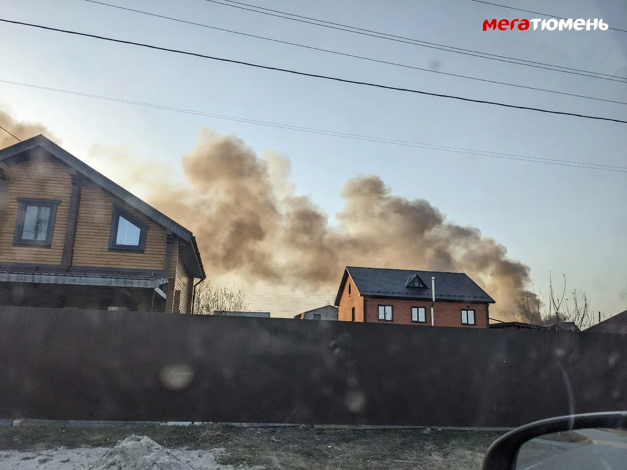 У аквапарка на улице Павлова в Тюмени полыхает частный дом МегаТюмень