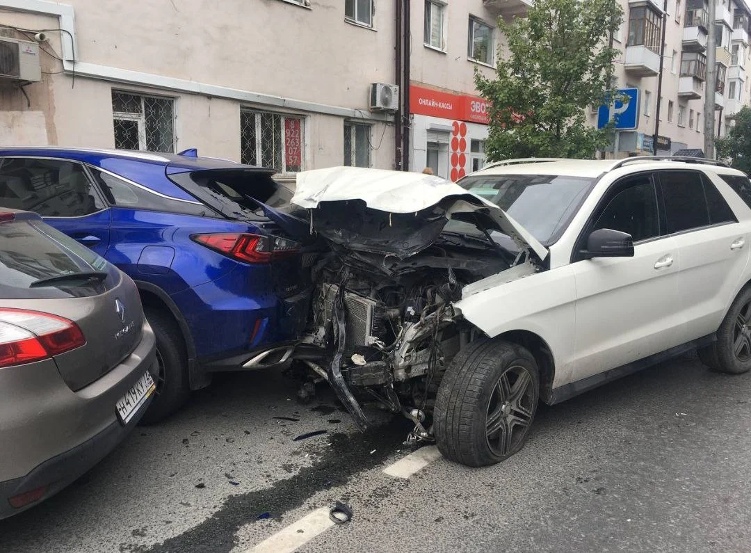 В центре Тюмени внедорожник протаранил несколько автомобилей МегаТюмень