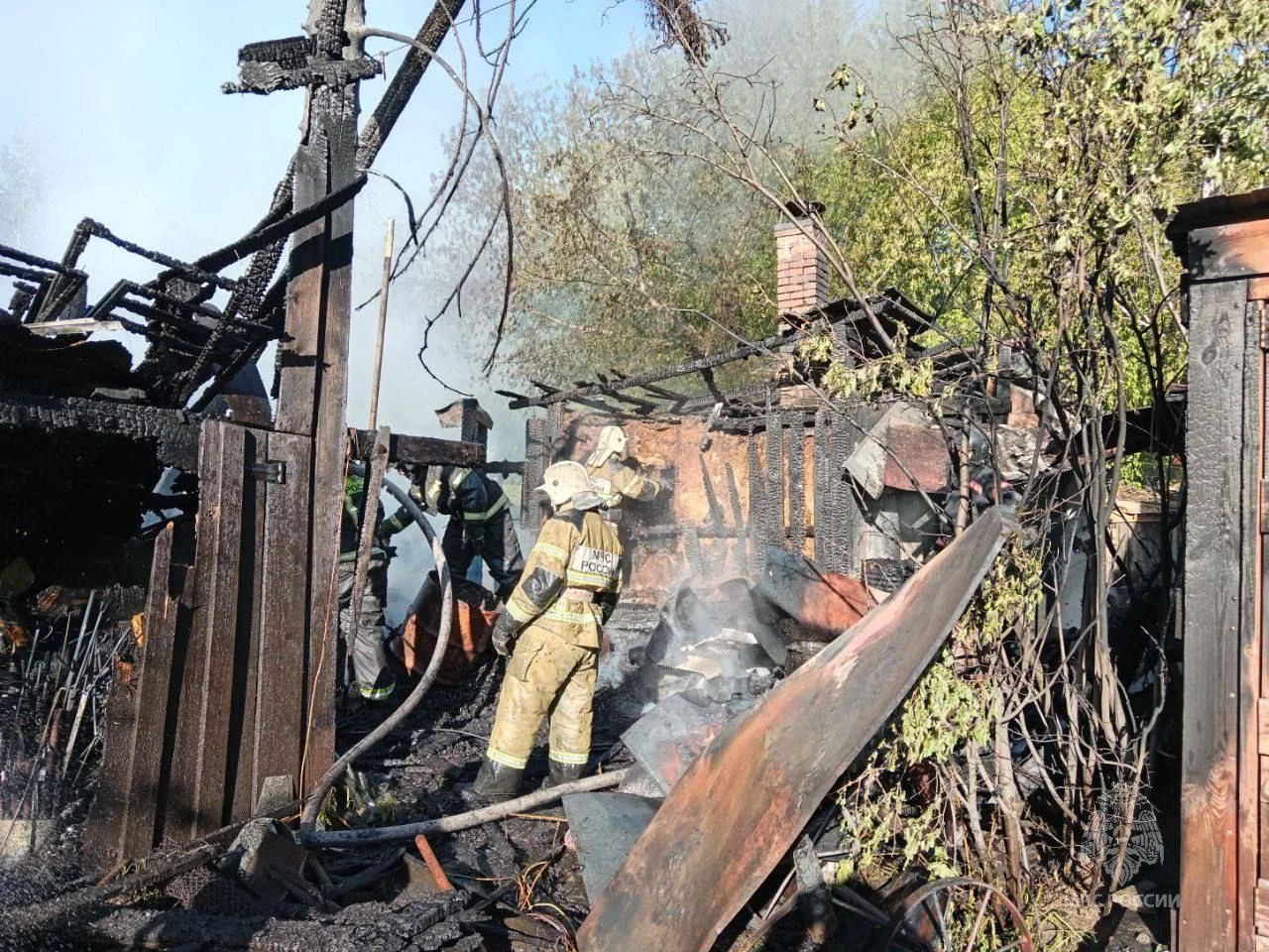 В Тюмени 18 спасателей тушили пожар в доме на улице Заимка-Волга МегаТюмень