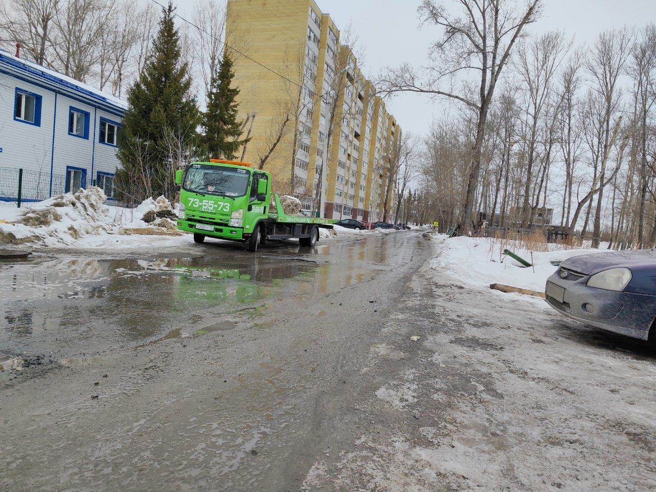 В Тюмени жители Лесобазы жалуются на опасную дорогу в школу МегаТюмень