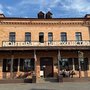 Кирпичный исторический особняк с вывеской «Контора пароходства».