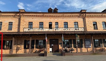 Кирпичный исторический особняк с вывеской «Контора пароходства».