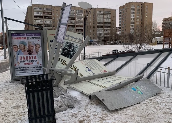 Тюмень обрушение. Сильный ветер в городе. Тюмень площадь 400 летия Тюмени.