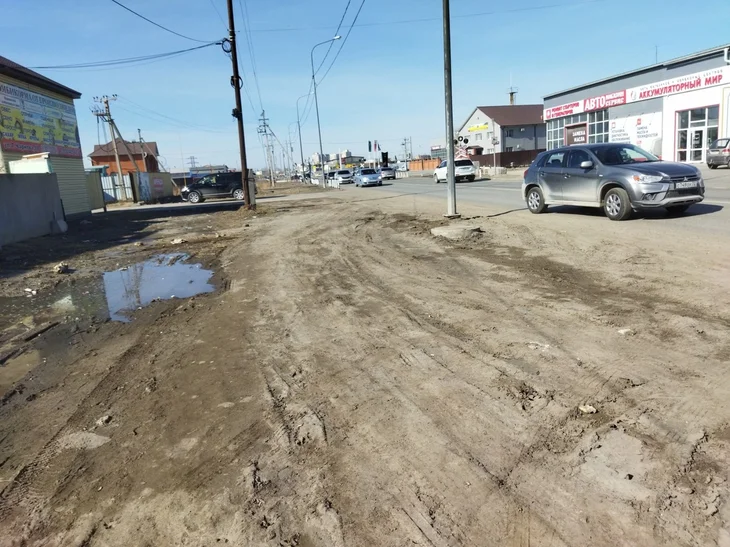 По жаркой пыльной весенней грунтовке дребезжа железом. Грязь на дороге Тюмень. Ремонт дорог фото. Рынок на Тимофея Чаркова Тюмень. Улицы ремонт дорог фото.