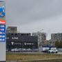 Стела АЗС «Газпромнефть»: АИ-95 — 69,14, АИ-92 — 63,68, ДТ — 80,92, у «100» и «95+» — 0,00; позади автосалон и новостройки.