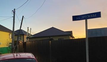 В СНТ «Строитель-1» опора ЛЭП наклонилась на забор частного дома