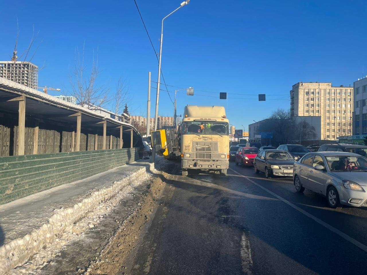 На улице Пермякова в Тюмени упал автокран МегаТюмень