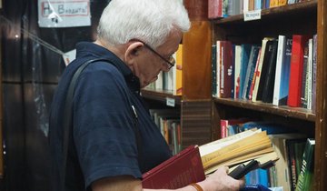 пенсионер, библиотека, книги