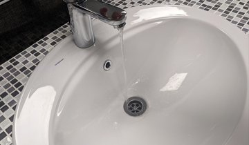 Вода льется из крана