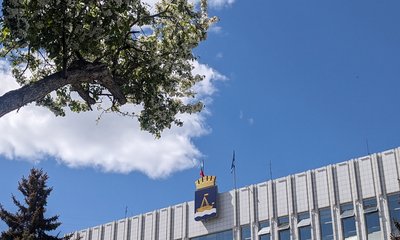 Здание администрации города Тюмени летом