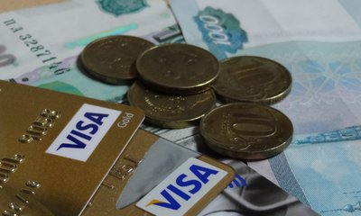 банковская карта и деньги 1080