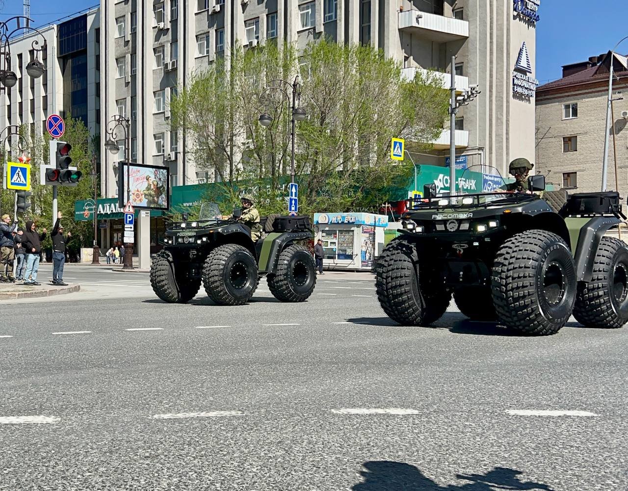 В Тюмени в День Победы 9 мая прошел парад военной и специальной техники  МегаТюмень