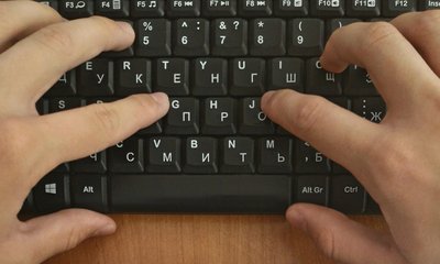 клавиатура и пальцы 1080