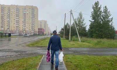 мужчина с пакетами