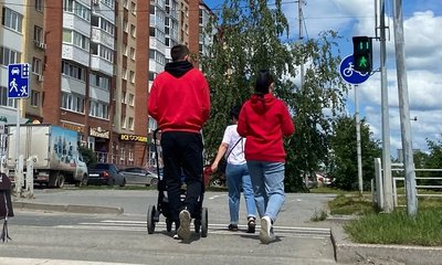 семья в красном