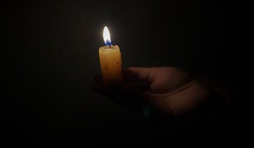 свеча маленькая белая рука