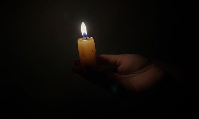 свеча маленькая белая рука