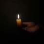 свеча рука темнота