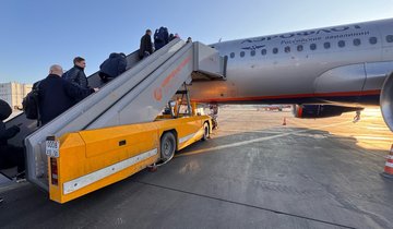 Пассажиры поднимаются по трапу.