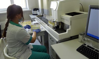 врач с пробирками 1080