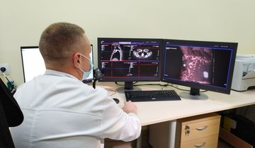 врач смотрит в экран (1)